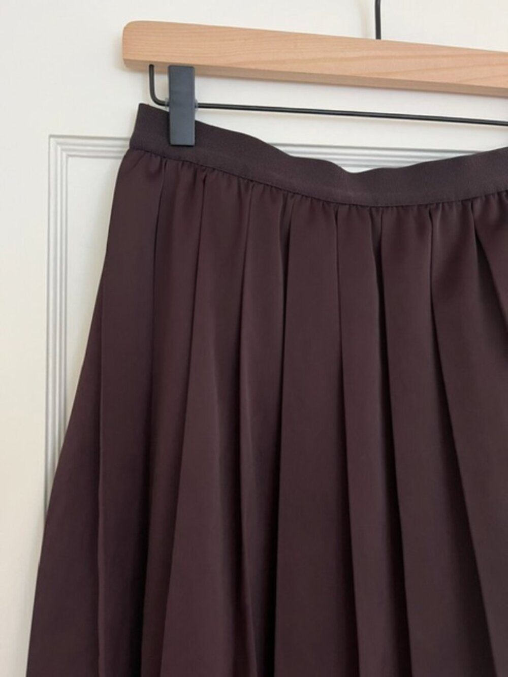 Uniqlo Satin Pleated Skirt in Wine | Size Small - Picture 4 of 8